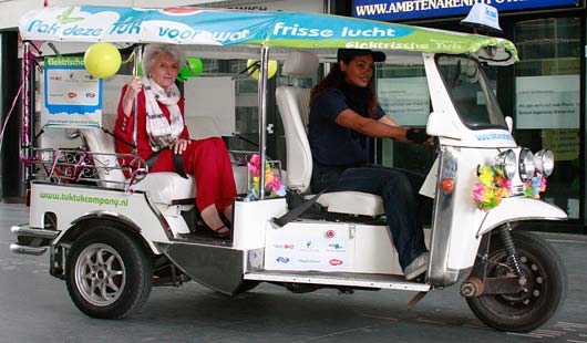 Minister Cramer en de elektrische Tuk Tuk